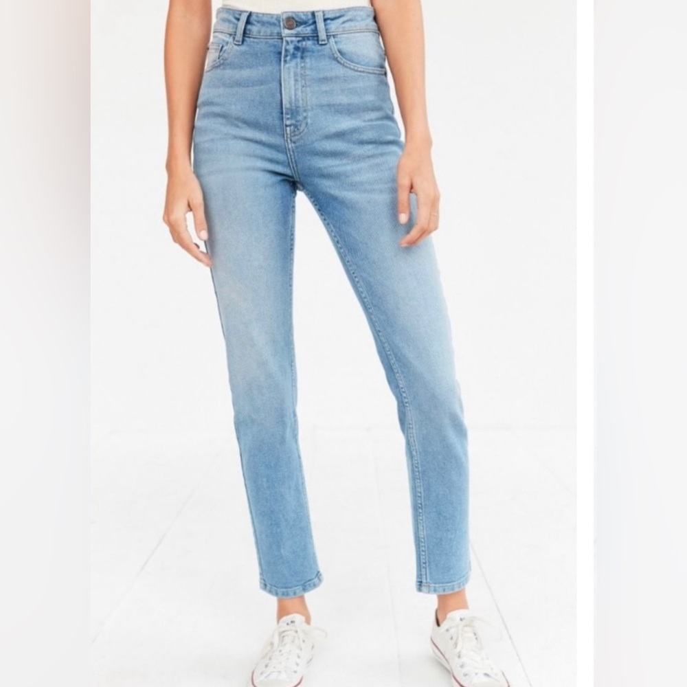BDG girlfriend high rise cropped jeans. Size 26